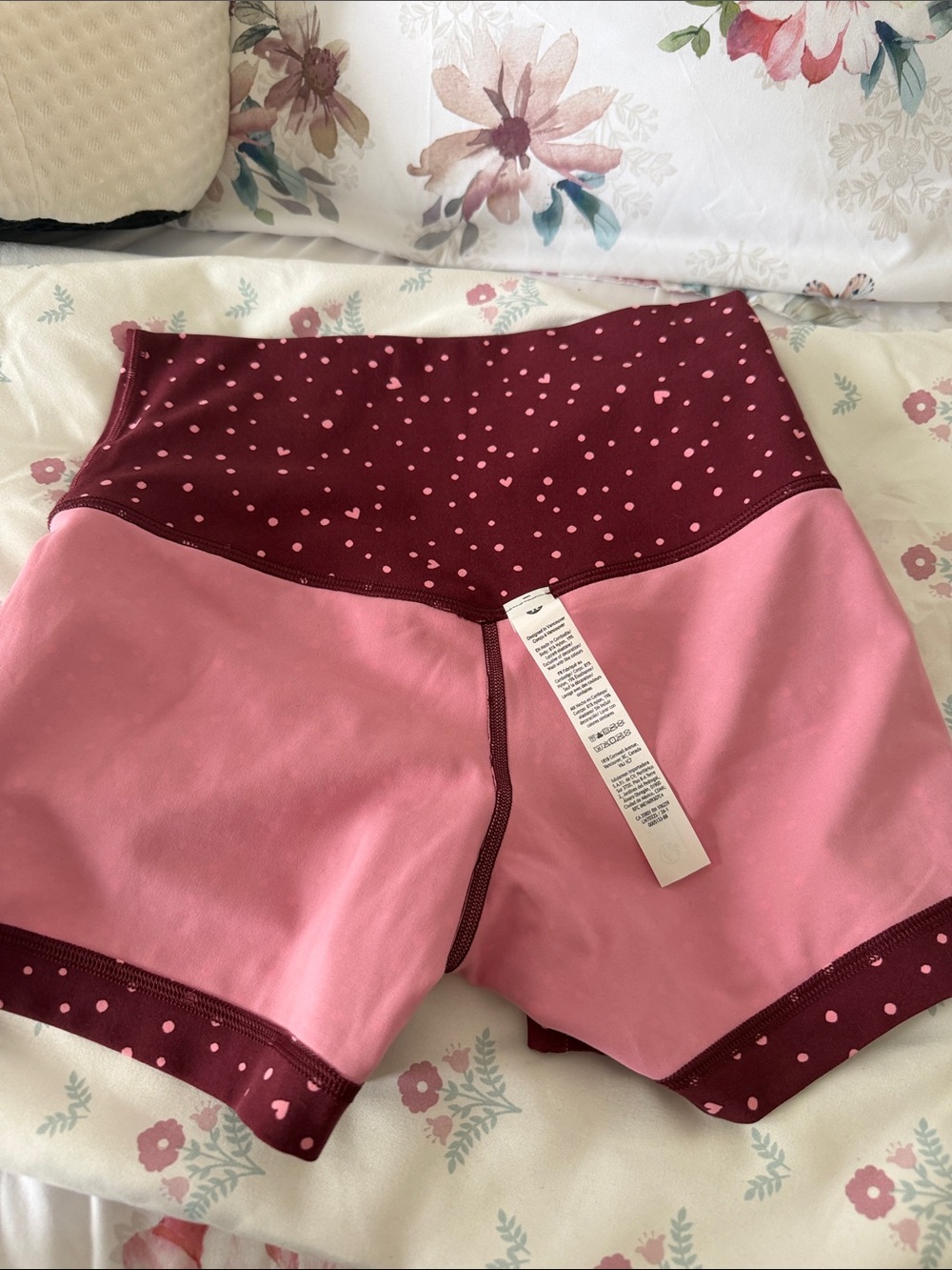 Lululemon scattered hearts shorts size 6 - Picture 5 of 7